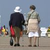 Deux personnes &acirc;g&eacute;es marchent le long de la plage &agrave; Deauville (Calvados), le 30 ao&ucirc;t 2000. (MYCHELE DANIAU / AFP)