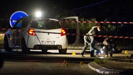 Des policiers proc&egrave;dent &agrave; des recherches d'indices &agrave; Gignac-la-Nerthe (Bouches-du-Rh&ocirc;ne), o&ugrave; un homme a &eacute;t&eacute; tu&eacute; d'une rafale de kalachnikov, le 10 mai 2012. (GERARD JULIEN / AFP)