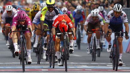 Arnaud Démare (Groupama-FDJ) devance Caleb Ewan d'un&nbsp;cheveu lors de la 6e étape du Tour d'Italie, jeudi 12 mai 2022. (LUCA BETTINI / AFP)