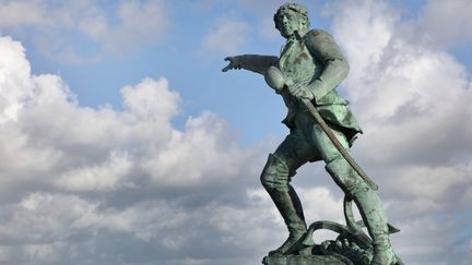 La statue du corsaire malouin Robert Surcouf à Saint-Malo (Ille-et-Vilaine).&nbsp; (MANUEL COHEN / AFP)