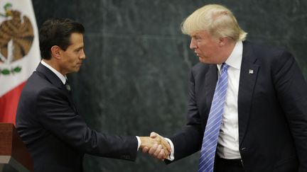 Le président mexicain Enrique Pena Nieto et le candidat républicain à la présidence des Etats-Unis Donald Trump après leur entrevue à Mexico, le 31 août 2016. (HENRY ROMERO / REUTERS)