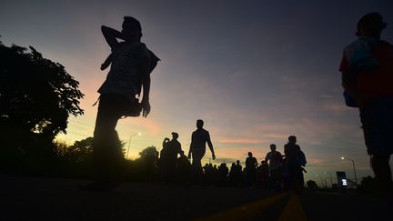 Des membres de la "caravane" prennent la route qui relie Ciudad Hidaglo à Tapachula (Mexique), afin de rejoindre ensuite la frontière américaine, le 21 octobre 2018. (PEDRO PARDO / AFP)