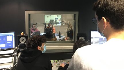 Les étudiants de l'Institut du Journalisme de Bordeaux Aquitaine en studio.&nbsp; (IJBA)