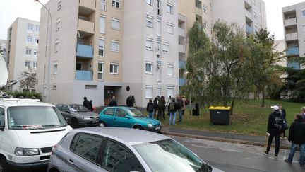 Des journalistes attendent devant l'immeuble dans lequel a été interpellé Redoine Faïd, le 3 octobre 2018, à Creil (Oise). (JACQUES DEMARTHON / AFP)