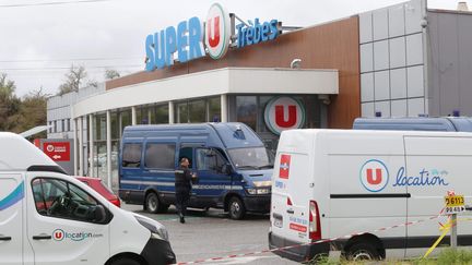 Des policiers en faction devant le Super U après l'attaque, à Trèbes, le 24 mars 2018. (BOYER CLAUDE / MAXPPP)