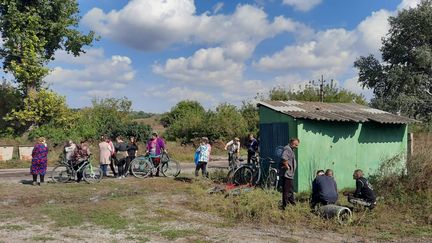 Des habitants discutent dans le village de Stansya libéré de l'occupation russe, en septembre 2022. (ERIC AUDRA / FRANCEINFO)