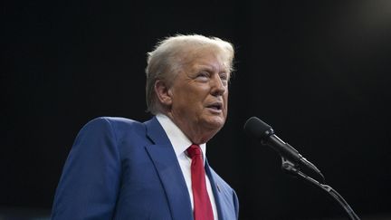 Le candidat républicain à la présidentielle américaine, Donald Trump, lors d'un meeting à Prescott Valley, en Arizona, le 13 octobre 2024. (REBECCA NOBLE / GETTY IMAGES NORTH AMERICA / AFP)