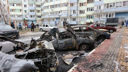 Des voitures incendiées à Belgorod, région russe frontalière avec l'Ukraine, le 22 mars 2024. (AFP)