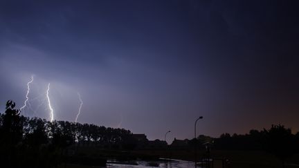 Des éclairs dans le ciel de&nbsp;Saint-Germain-la-Blanche-Herbe (Calvados), le 13 août 2015. (CITIZENSIDE / FREDERIC BOCE / AFP)