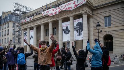 Manifestation d'intermittents du spectacle devant le théâtre de l'Odéon, le 25 avril 2016
 (Thomas Padilla / MaxPPP)