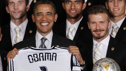 Barack Obama, pr&eacute;sident des Etats-Unis, pose &agrave; c&ocirc;t&eacute; de David Beckham, lors de la r&eacute;ception de l'&eacute;quipe des Los Angeles Galaxy &agrave; la Maison Blanche, le 15 mai 2012.&nbsp; (PABLO MARTINEZ MONSIVAIS / AP / SIPA)