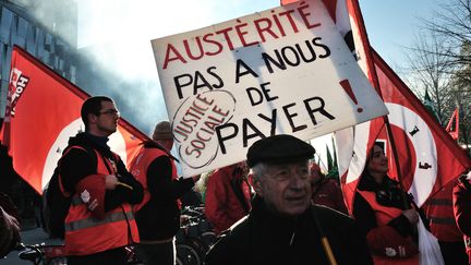 Un homme tient une pancarte dans une manifestation &agrave; Lille (Nord). (PHILIPPE HUGUEN / AFP)