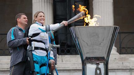 Claire Lomas allume la flamme des Paralympiques