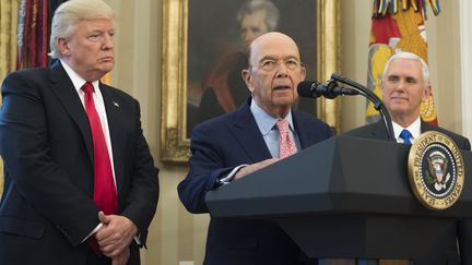 Wilbur Ross aux côtés de Donald Trump, le 31 mars 2017. (SAUL LOEB / AFP)