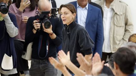 Phoebe Philo apparaît à la fin du défilé Prêt-à-Porter Céline Printemps-Eté 2016.
 (ETIENNE LAURENT/EPA/Newscom/MaxPPP)