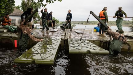 Des bénévoles de l'aide humanitaire participent aux opérations de secours et d'évacuation des habitants touchés par les inondations dans la région de Mykolaiv (Ukraine), le 12 juin 2023. (STAS KOZLIUK / EPA / MAXPPP)