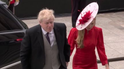 Soumis à un vote de défiance après les révélations du “partygate”, Boris Johnson a sauvé son poste, lundi 6 juin. Le Premier ministre britannique a obtenu 211 voix de conservateurs pour son maintien, contre 148 voix demandant son départ. (franceinfo)