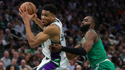 Giannis Antetokounmpo, ici au duel avec&nbsp;Jaylen Brown, a été le grand artisan de la victoire des Bucks de Milwaukee face à Boston lors du match 3 des demi-finales de la conférence est, samedi 7 mai 2022. (STACY REVERE / GETTY IMAGES NORTH AMERICA)