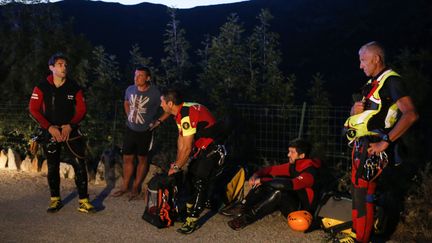 Des gendarmes près du canyon de la commune de Soccia (Corse-du-Sud), le 1er août 2018. (PASCAL POCHARD-CASABIANCA / AFP)