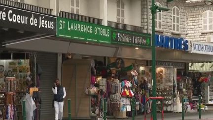 À Lourdes, dans les Hautes-Pyrénées, la mairie envisage de vendre les boutiques qu'elle loue actuellement aux commerçants qui proposent des articles religieux. (FRANCE 2)