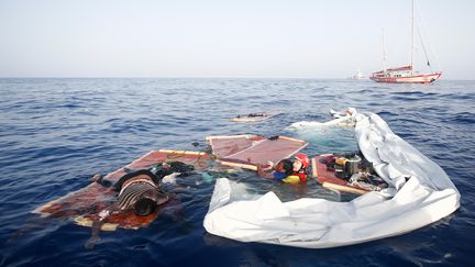 Une ONG espagnole vient en secours à des migrants en méditerranée, en juillet 2018.&nbsp; (PAU BARRENA / AFP)