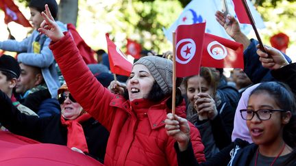 Des Tunisiens manifestent à Tunis pour commémorer les sept ans de la révolution de Jasmin, le 14 janvier 2018. (FETHI BELAID / AFP)