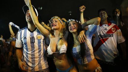 Des supporters argentins c&eacute;l&egrave;brent la qualification de leur &eacute;quipe pour la finale de la Coupe du monde de football, sur la plage de Copacabana, &agrave; Rio de Janeiro (Br&eacute;sil), le 9 juillet 2014. (JORGE SILVA / REUTERS)