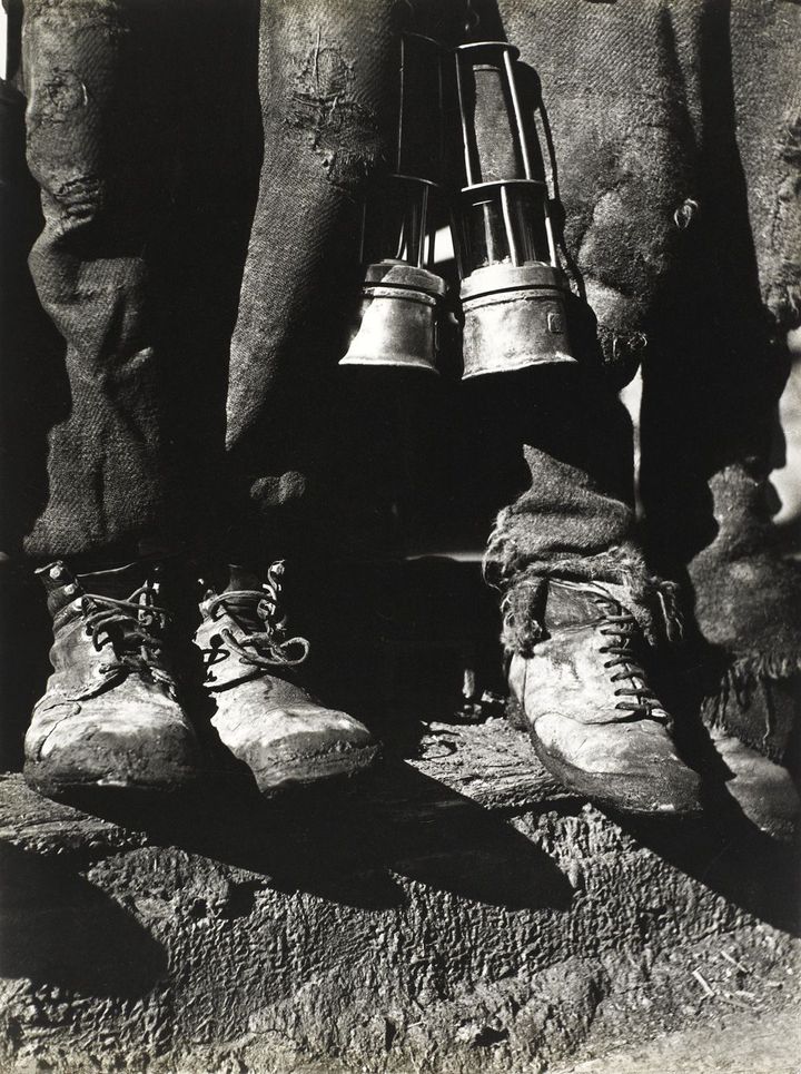 Aurel Bauh, Sortant des mines, vers 1935
 (Photo Georges Meguerditchian - Centre Pompidou, MNAM-CCI Droits réservés)