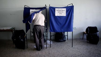 Un homme vote lors des &eacute;lections l&eacute;gislatives &agrave; Ath&egrave;nes (Gr&egrave;ce), le 6 mai 2012. (ANGELOS TZORTZINIS / AFP)