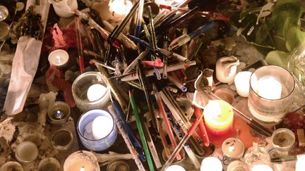 Candles, pens and flowers are placed on January 8, 2015, on the Place de Republique (Republic square) in Paris (BERTRAND GUAY / AFP)