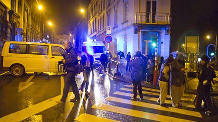 Des passants &agrave; proximit&eacute; des lieux o&ugrave; s'est d&eacute;roul&eacute;e une op&eacute;ration anterroriste, &agrave; Verviers (Belgique), le 15 janvier 2015. (CHRISTIAN KERF / CITIZENSIDE.COM / AFP)