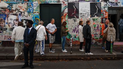 La maison du chanteur, auteur-compositeur et acteur français Serge Gainsbourg, le jour de son ouverture au public à Paris le 20 septembre 2023 (DIMITAR DILKOFF / AFP)