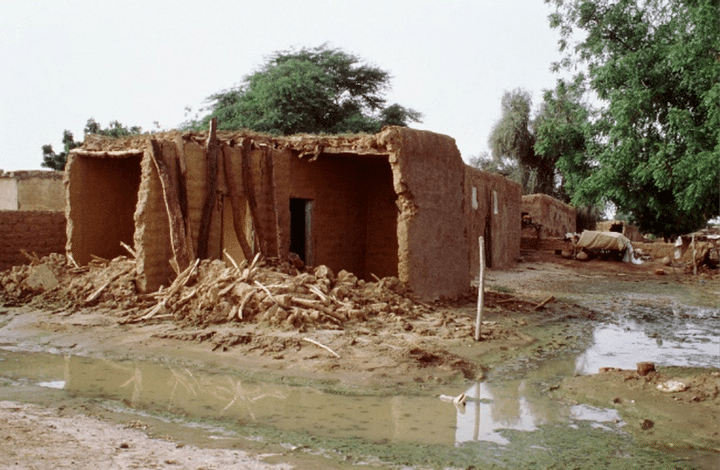 Le village de Donaye, au Sénégal, dévasté par les eaux lors de l’inondation d’octobre 1999.  (Michel Dukhan/IRD)