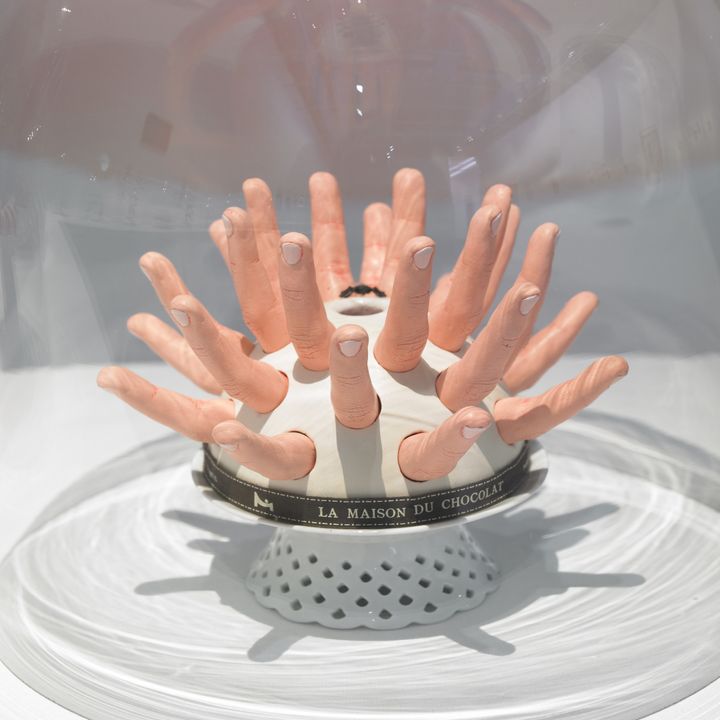 Philippe Mayaux - Savoureux de toi, 2007
	Plâtre synthétique peint, porcelaine et plastique, inox et miroir
	H 25 x L 30 x Pr 30 cm - Galerie Loevenbruck, Paris 
 (ADAGP, Paris 2014/Photo F. Gousset/Courtesy Galerie Loevenbruck, Paris)