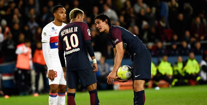 Neymar et Cavani se disputent le ballon