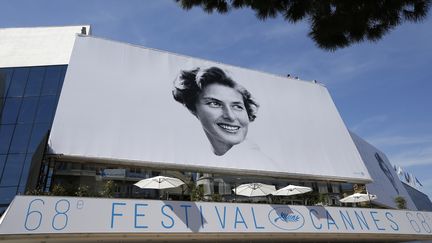 Le palais des festivals, &agrave; Cannes, porte l'affiche du 68e festival de cin&eacute;ma international, le 12 mai 2015. (VALERY HACHE / AFP)