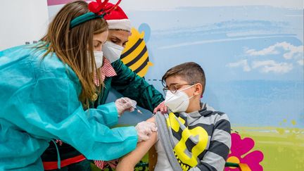 Un enfant se fait vacciner contre le Covid-19 à Molfetta (Italie), le 16 décembre 2021. (DAVIDE PISCHETTOLA / NURPHOTO / AFP)