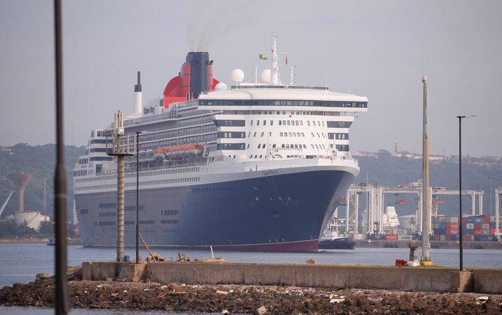 Le paquebot "Queen Mary 2" accoste au port de Durban le 31 mars 2020. Les membres sud-africains de l'équipage sont autorisés à débarquer. (ROGAN WARD / REUTERS)