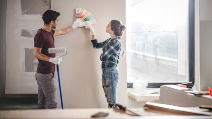 Vous voulez repeindre votre nouveau logement et vous êtes locataire. Tout est possible mais attention aux couleurs trop excentriques. (Illustration) (SKYNESHER / E+ / GETTY IMAGES)