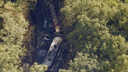 Les carcasses du bus et du poids-lourd qui se sont percut&eacute;s &agrave; Puisseguin (Gironde), faisant 43 morts, le 23 octobre 2015. ( REGIS DUVIGNAU / REUTERS)