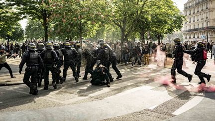 Des CRS interviennent, le 1er mai 2023 à Paris. (FABIEN PALLUEAU / NURPHOTO / AFP)