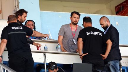 Un journaliste de la Nouvelle République, Frédéric Launay (en gris), expulsé du stade de la Vallée du Cher par la sécurité du Tours FC, le 29 juillet 2016. (MAXPPP)