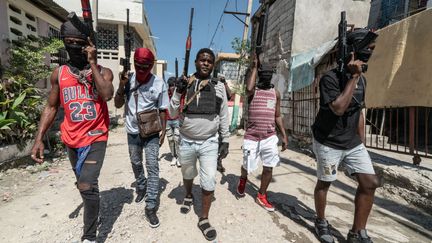 Recrudescence de la violence des gangs à Haiti. Le chef de gang Jimmy 'Barbecue' avec des membres de gangs de la fédération G-9, dans la région de Delmas 3, le 22 février 2024, dans les rues de Port-au-Prince. (GILES CLARKE / GETTY IMAGES EUROPE)