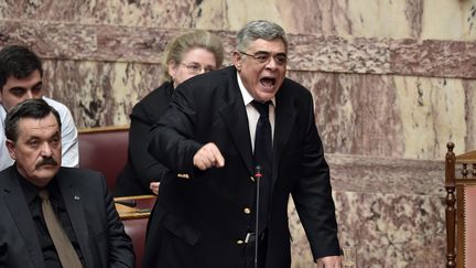 Le leader du parti Aube dor&eacute;e,&nbsp;Nikos Michaloliakos, compara&icirc;t devant la justice pour "appartenance &agrave; une organisation criminelle". (ARIS MESSINIS / AFP)