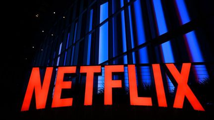 Netflix a annoncé, le 23 mai 2023, modifier ses règles pour limiter le partage de compte. (PATRICK T. FALLON / AFP)