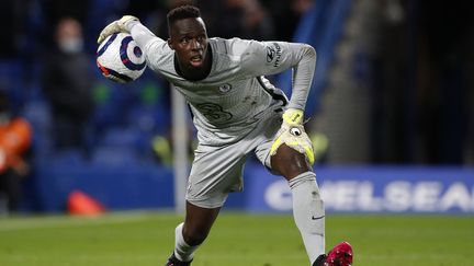 Le gardien de but sénégalais de Chelsea, Edouard Mendy, lors du match de football de championnat anglais entre Chelsea et Leicester City à Stamford Bridge à Londres, le 18 mai 2021. Photo d'illustration. (PETER CZIBORRA / POOL / AFP)