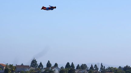 Un Superman radio-guid&eacute; vole dans le ciel de San Diego (Californie, Etats-Unis), le 27 juin 2013. (MIKE BLAKE / REUTERS)