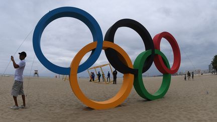 Les anneaux olympiques sur la plage de Copacabana au Brésil, le 21 juillet 2016. (VANDERLEI ALMEIDA / AFP)