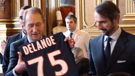 Le maire de Paris, Bertrand Delano&euml;, re&ccedil;oit un maillot du PSG floqu&eacute; &agrave; son nom des mains du directeur g&eacute;n&eacute;ral du club, Jean-Claude Blanc, en janvier 2012. (JACQUES DEMARTHON / AFP)