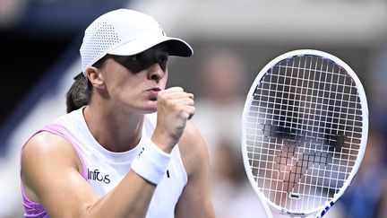 La Polonaise Iga Swiatek s'est qualifiée pour les quarts de finale face à la Russe Liudmila Samsonova, à l'US Open à New York, le 2 septembre 2024. (FATIH AKTAS / AFP)